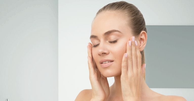 Szerencsére azonban a megfelelő tavaszi bőrápolási rutin segíthet megelőzni és kezelni ezeket a problémákat.