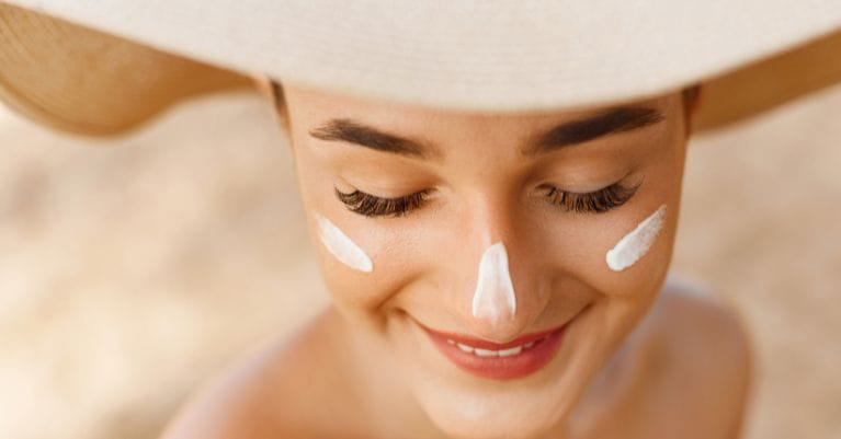 A napfényvédelem alapvető szerepet játszik abban, hogy megóvjuk bőrünket a káros UV-sugárzástól és lassítsuk az öregedési folyamatot